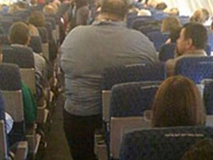 Passageiro gordo não cabe na cadeira da American Airlines