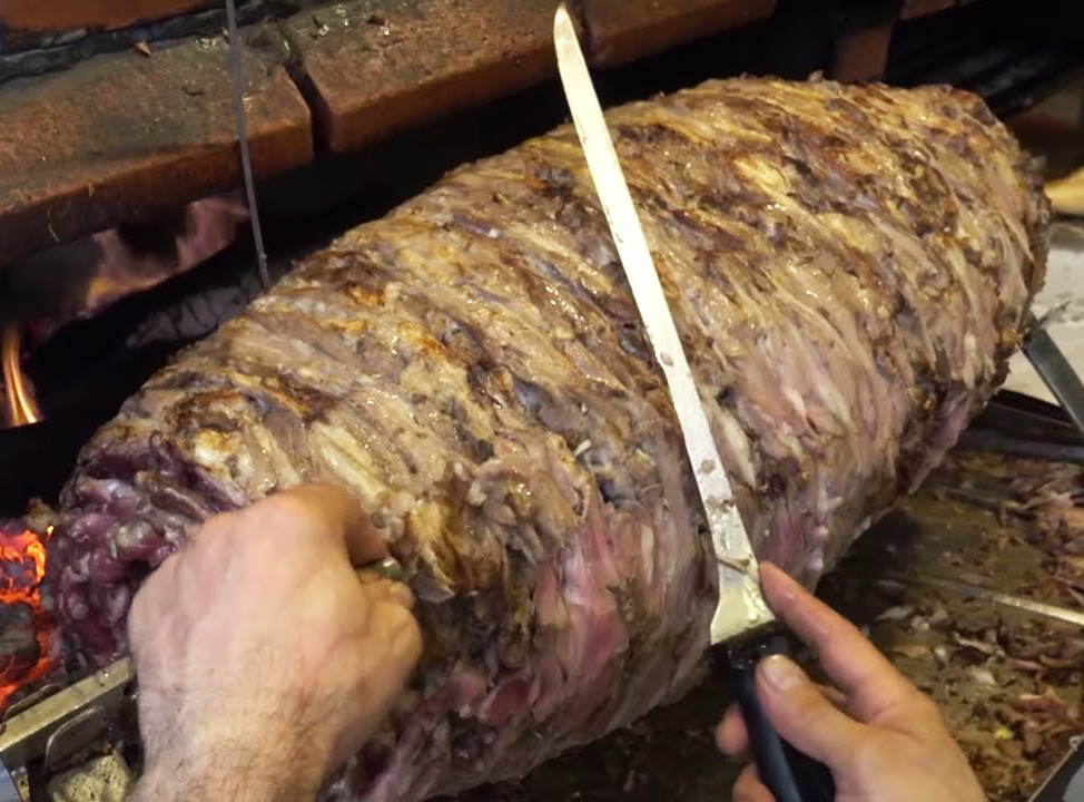 Kebab não é só sanduíche: aprenda como fazer churrasco de