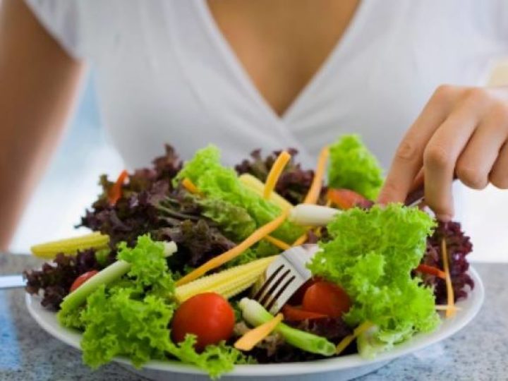 Como ter uma alimentação saudável comendo fora de casa?