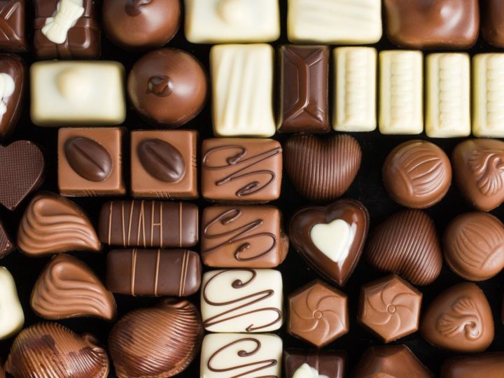 Chocolate reduz risco de doenças cardíacas e combate cólica menstrual