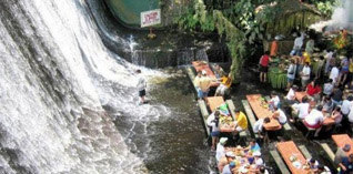 Um restaurante dentro de uma cachoeira