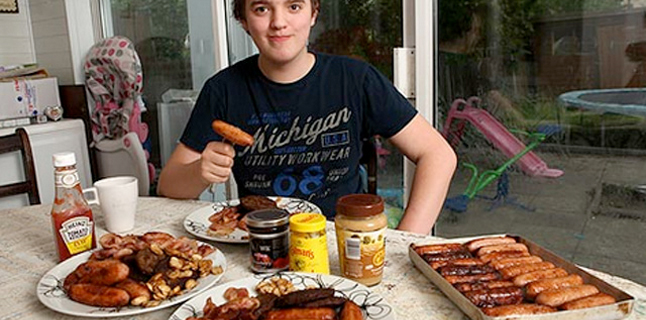 Adolescente tem que fazer dieta à base de bacon