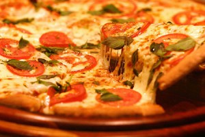 Pesquisa aponta que comer pizza reduz o risco de câncer